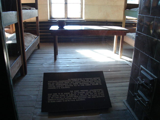 第11ブロック：2階<br /><br />収容所内では反ナチスの連帯感を高めるための、色々な活動が水面下で進行していた。文化的活動や宗教的な活動も行われていた。アーティストたちは密かに創作活動もしていた。