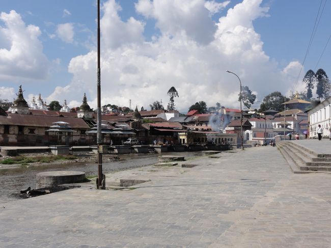 そして移動。<br />ここも有名な場所なんだけど、ここって火葬場とかお葬式するとこなんだすよね、写真とって良いものか、迷いましたが、周りの人も撮っていたので控えめに