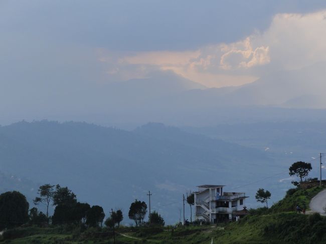 運転手の人がこの辺り出身なのか、たまに知り合いっぽい人に会ったみたいで、車を止めて誰かと話し始めたりしました。<br />まあ、現地の人ってこんな感じなのかな〜ゆっくりしてていいな〜って思いながら見ていました