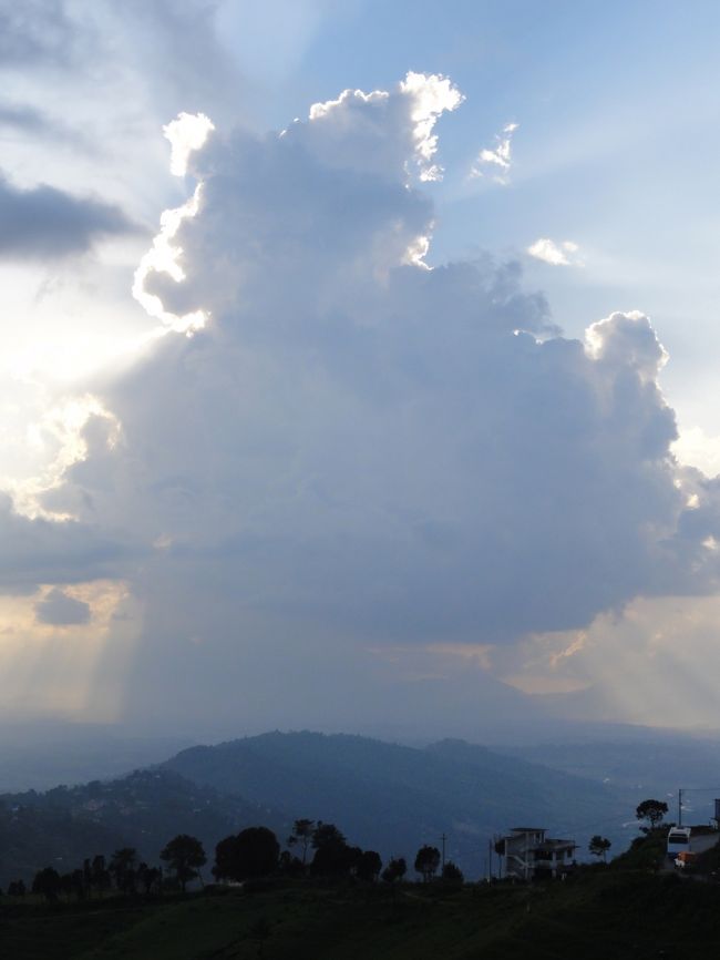 泊まったのはクラブヒマラヤナガルコットリゾートっていうホテルで、ナガルコット１高いホテルとか<br />８０００円程でした。部屋に案内されると、床に泥がついていたりでっかいカーペットを丸めたものがおいてありました。（´ω｀；）<br />カーペットはかたずけてもらいましたが、さすがに何か古くさいにおいがしたので部屋を変えてもらうことに（´・ω・｀；）