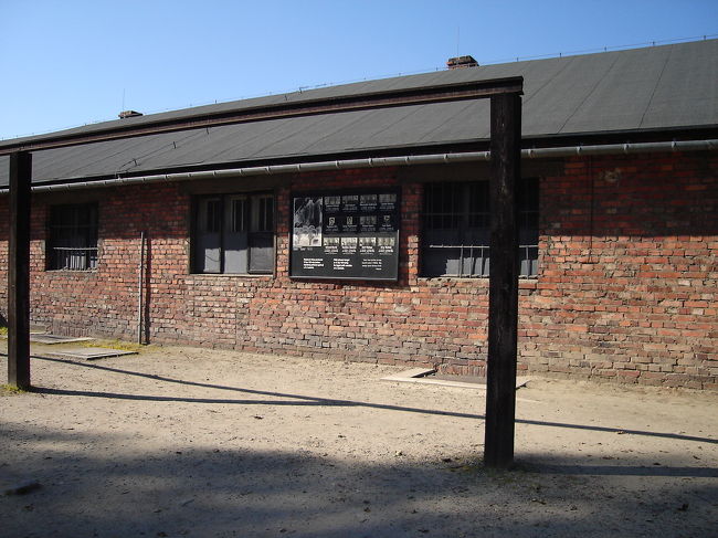 点呼広場：集団絞首台<br /><br />点呼の時には、SSが囚人の数を確認していた。同時に移動絞首台や集団絞首台が置かれ、見せしめのための死刑執行も行われていた。