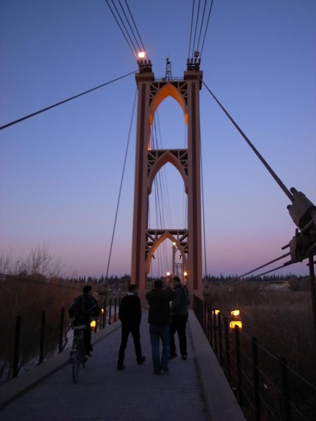 今回の旅の拠点となるデリゾールについたのは夕方。<br /><br />デリゾール博物館にあわてていくと、入り口にいたおじさんに、今日はもう閉館だよー、明日おいで、といわれる。<br />何でも、冬の間は16時に閉まってしまうとか。（歩き方には17時、ロンプラは16時と書いてあった）<br />やられた。。。<br /><br />え！明日はデリゾールを出発（して一日北部へ出かけて戻るの夜）だし、この博物館のためにダマスカスからはるばるデリゾールに来たんだよ！<br />と猛烈アピール。<br /><br />じゃあ、10分だけならいいよ♪<br /><br />10分か･･･。<br />かなり広くて見ごたえあって、ぜんぜん足りないし！<br />さっきのおじさんがずっとついて回るし！<br />小走りで10分見学終了（涙）<br /><br />・・・とここで、ぼやぼやしている暇はない。<br />これからユーフラテス川の橋を見に行くのだ。<br />急げ！