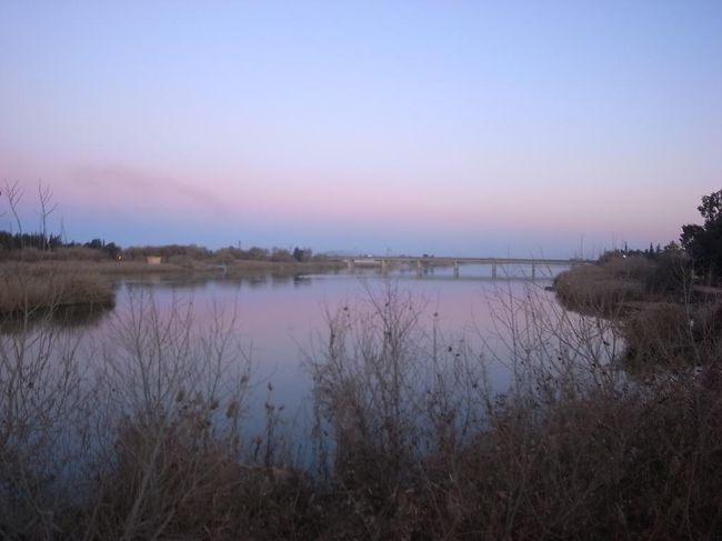 はるばる来たぞユーフラテス川。<br /><br />家路に着く家族<br />ただの暇つぶしの若者たち<br />釣りをしている人<br />カメラを構えた旅行者<br /><br />橋ですれ違う人たちは様々だ。<br /><br />