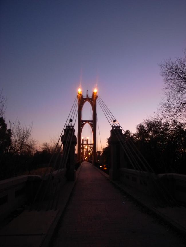 日没後は一気に冷え込み始めた。<br /><br />最後に橋を目に焼き付けて、今夜のホテルへ向かう。<br /><br />Fraut Sham Palace。デリゾールでは一番のホテル。<br />部屋から川が眺められる、という理由だけで決定。<br />http://4travel.jp/overseas/area/middle_east/syria/dayr_az_zawr/tips/10174665/