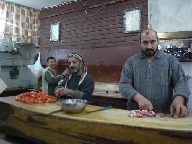 このホテルの周りにはレストランとか何にもないので、夕食はホテル内のレストランで。<br />と思っていたら、今夜はカンファレンス会場になって通常営業してなかった。<br /><br />車を走らせていて見つけた、商店街で、夕食を調達。<br />肉屋でメイン料理を買い込み、炭で焼いてもらった。<br />ホブスは近くのホブス屋で。<br /><br />いずれもテイクアウトでホテルへ持ち帰り。<br />