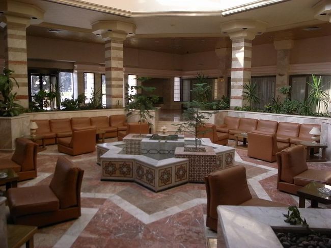 2日目。<br />ユーフラテス川を眺めながら朝食をとる。<br /><br />ドライブしながらセイラーン（ピクニック）するため、<br />レストランでゆで卵やお茶のためのお湯をもらう。