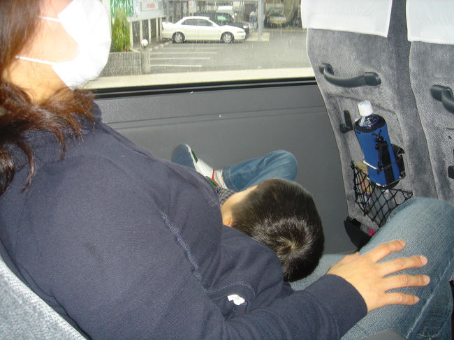 2009年GW。京阪守口〜関空のリムジンバスにて。<br /><br />この頃は鳥インフルエンザがすごく流行った時期だったと記憶しています。<br /><br />フリーのツアーで4泊6日で￥32,000/1人の激安ツアー。<br />子供は￥28,000でした。