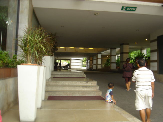 宿泊したのは『バンコク・パレス・ホテル』です。<br /><br />フツ〜のホテルと思いました。<br /><br />写真は正面玄関に入るトコです<br /><br />向かって左側に入口があります。<br /><br />