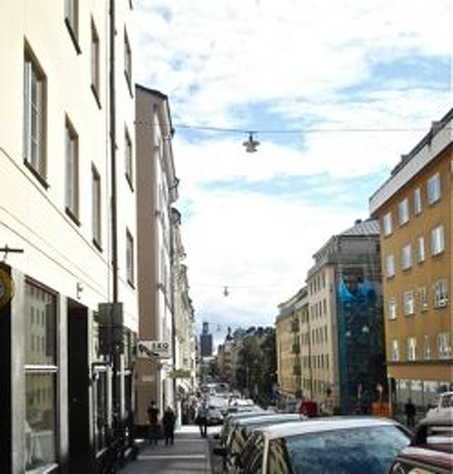 今回はKungsholmen(クングスホルメン)に住む友達のアパートメントに一泊したので、Kungsholmen地区を中心に散策しました。<br />わかりずらいですが、写真には道の向こうにストックホルム市庁舎の塔が見えます。<br />からっと晴れた空の日は絶好のお散歩日和。<br />空が高く、建物の色が明るい感じがとても好きなストックホルムの街並。
