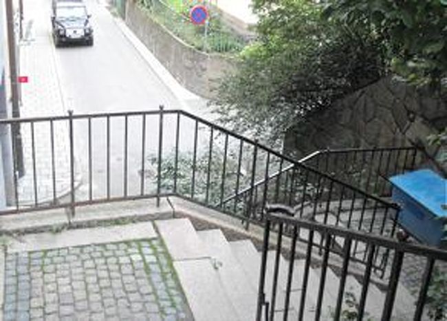 アイスクリーム屋さんへ向かうため、大きな通りから裏道へ通ります。<br />ただの裏道の階段なのに、踊り場の石がモザイクっぽかったり手すりにぽちぽちとボールが付いていたり、いちいち手間がかかっています。<br />友達に聞くのを忘れたけど、脇にある青い箱はたぶん砂利か砂が入っています。<br />雪が積もると、細かい砂利や砂をまいて雪に混ぜて歩き易くするためです。<br />そんな箱でさえ、鮮やかな青にするところがニクい。 