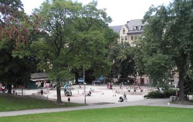 緑の多い大きな公園があるのですが、本当に広くて代々木公園の何倍？と思えるほど。<br />しかもなだらかな起伏があるので、通り抜け目的だと慣れない私はすぐに息切れ。<br />途中に小さな子供専用の遊び場があってとてもにぎやかでした。 