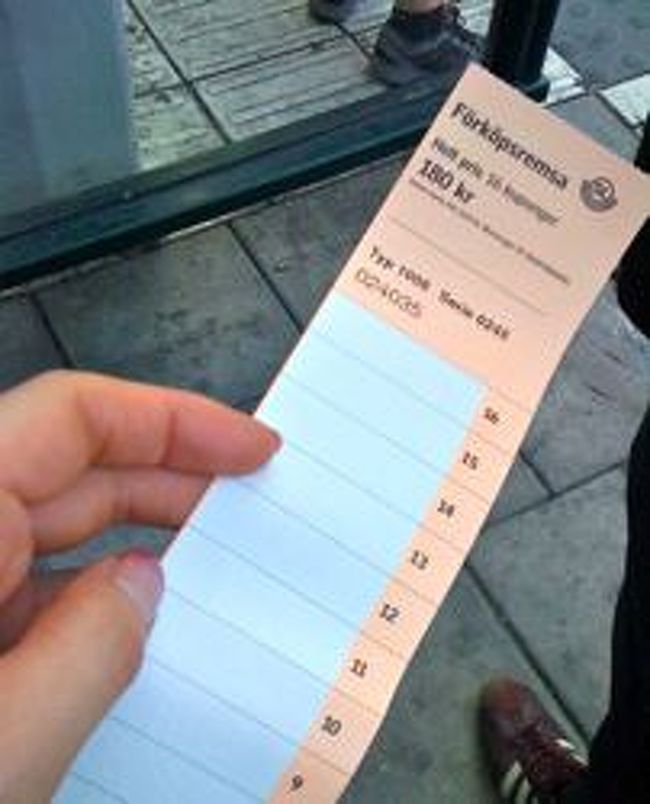 ストックホルムはバスと電車の運営会社が同じなので、同じ切符で両方乗れます。<br />以前は一回ずつ切り取って使う本タイプ切符の回数券が、こんな長いスタンプ式のものに変わってました。<br />電車に乗るときは駅の窓口に見せてスタンプをもらって入り、バスは運転手さんに見せてスタンプをもらう。<br />下から順番に使って使ったぶんは切り取っていくので、使っていくとどんどん短くなります。<br />これは確か、駅にあるキオスクで買ったかな？