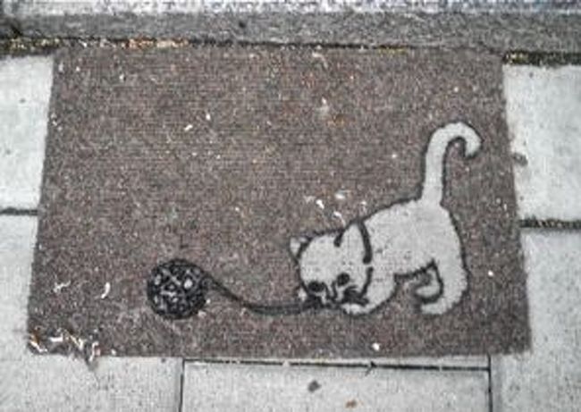 どこかの建物の入り口にあったマット。<br />建物の外、道に置かれているのがヨーロッパっぽい。