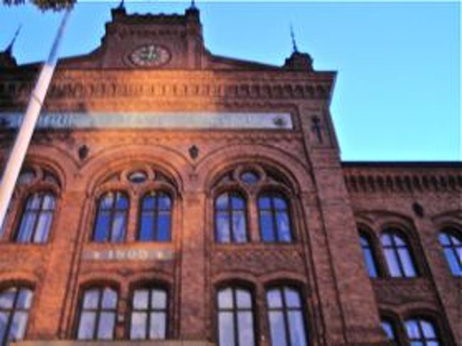 この歴史のありそうな重厚な建物はなんと高校です。<br />卒業生でもある友達が「教会みたいだよね」というほどに荘厳な雰囲気が漂っていました。<br />薄暗いなか、よーく見ると確かにバスケットボールのゴールが見える。<br />さらに脇には同じ建築様式の横長の大きな講堂があり、本当に教会みたい。<br />どうやら1800年に建てられたらしい建物がいまも現役で使われているというのが素晴らしい。 