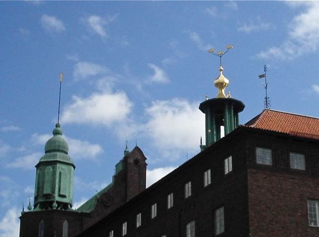 ストックホルム市庁舎はクングスホルメン地区のはじっこにあります。<br />今回、初めて行ってみました。<br />塔のてっぺんにはストックホルム市のマーク、３つの王冠が。まるで花が開いたようでとてもかわいい。<br />塔の上へ登るとストックホルムが一望できるというので登ってみたかったのですが、有料なので友達を付き合わせるのもなぁと今回は登りませんでした。<br />次回来たときに晴れていたら、登ってみたい。 