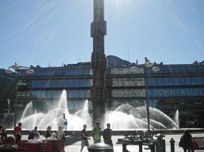 セルゲル広場の噴水が太陽の光をあびてとても眩しい。これこそ北欧の夏！