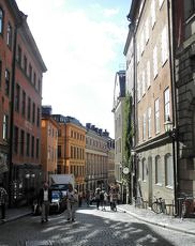 ガムラスタンはストックホルムのほぼ真ん中あたりにある島のような地区。<br />北と南の地区とは橋で結ばれています。<br />まるっこい形の地区で数時間でひととおり回れてしまう。<br />路地は狭く、坂が多いので歩き続けているとふうふう言います。<br />なんでも中世の面影をそのまま残し、17〜18世紀の建物も残っているんだそう。<br />観光地なので、土産物屋さんがたっくさんある。いかにもなスウェーデン土産を買うならここですね。 