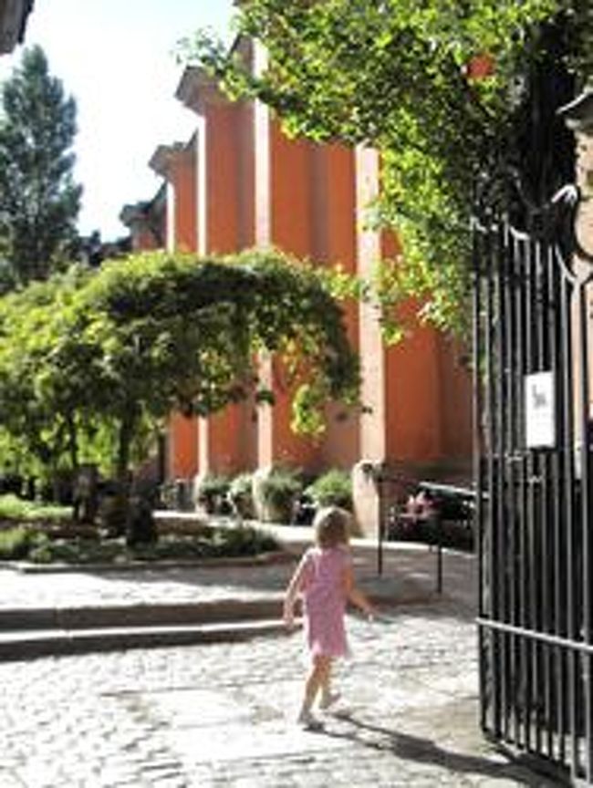 大聖堂の裏手には小さな広場があって、子供達が何人か遊んでいる近くでママ達がおしゃべりしてました。<br />ロッタちゃんみたいな女の子がいたので、思わず後ろ姿を撮ってしまった。<br />ガムラスタンは建物が密集していて、観光向けなだけでなくアパートもあるので普通に暮らしている人も多いそう。<br />数ヶ月でもいいから、ここに住めたら幸せだなぁ…。 