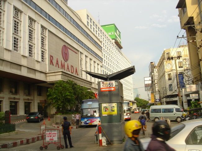 横にラマダホテルとかあって一応車輌規制？みたいなトコがあったのですがホテルの前に旅行会社があってでっかいバスが一杯停まってたり、不良トゥクトゥク運転手がホテル前をたむろしてました。