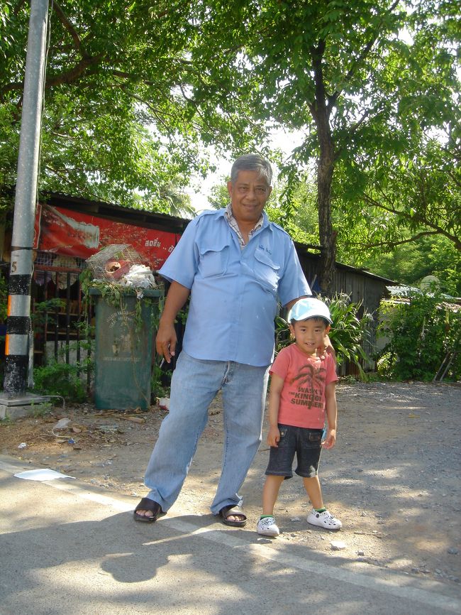 ホテル近くのセブンイレブンの横を流していたタクシーの運ちゃん。<br />1,500Ｂでチャーターしました。<br /><br />しかしこのおっちゃんがアユタヤの地理を全然知らない。