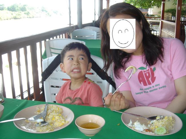 地球の歩き方に載ってた川沿いのレストラン。