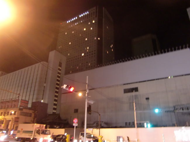 羽田空港から早朝に発つ便に乗るため品川プリンスホテルに前泊、<br />画像の中央にそびえ立つメインタワーに泊まりました。<br /><br />品川プリンスは品川駅の正面に建つ巨大ホテル。<br />羽田空港へは京急で乗り換えなしの直通で行けるので便利なのでこちらを選びました。