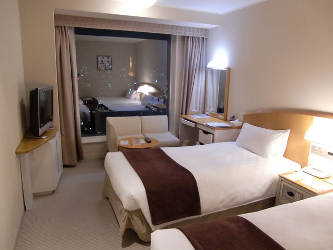 部屋はそれ程広くありませんが、窓が大きく開放的です。<br /><br />以前一度品川プリンスのノースタワーに泊まったことがあるのですが、<br />古いビジネスホテルのような部屋でとてもシティホテルという格ではないと感じました。<br />同じ品川プリンスでも棟によってかなりの格差があります。<br />この部屋だったらシティホテルとして合格でしょう。<br />今回は6時間ちょっとの滞在でちょっと勿体なかったかな？<br />機会があればゆっくり滞在してみたいものです。