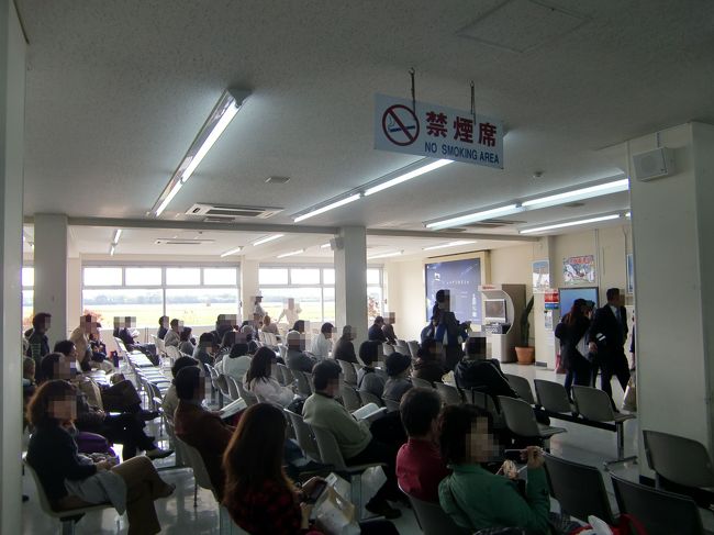 搭乗待合室の様子<br /><br />出発便が重なっている時間帯なのか待合室は混みあっていました。