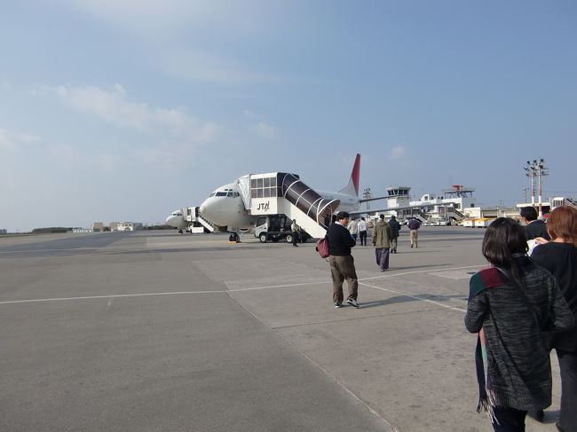 歩いて搭乗機へ。
