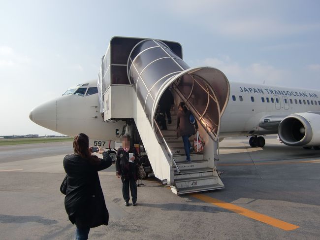 搭乗機はこちらのB737-400、機番はJA8597です。<br />