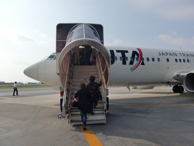 タラップを上がって飛行機に搭乗。