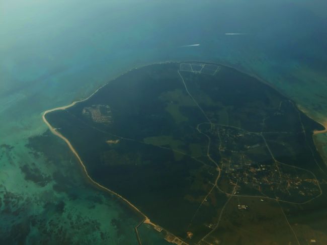 離陸後すぐ雲の上に出てしまい地上の様子はほとんど見えませんでしたが、<br />雲の間から黒島が見えました。<br />与那国までは僅か20分程と短いフライト10:53に与那国空港･滑走路26に着陸しました。