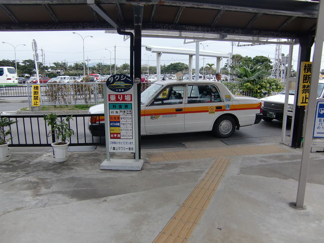 タクシーで市内へと向かいます。