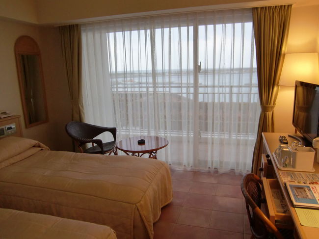 今回宿泊したジュニアツインの部屋<br /><br />ダブルの部屋と部屋の広さは同じですがベッドが2つになるぶんベッド1つあたりの幅が狭くなっています。<br /><br />今回は部屋が選べない安いプランだったのでこちらの部屋になりました、<br />一人で泊まるなら断然ダブルの部屋の方がゆったりしていて良いかと思います。