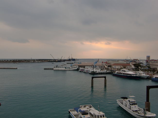 今回は低層階でしたが低層階でも眺めは素晴らしいです、<br />ベランダがあって開放感があるのでこのホテルを選ぶ理由のひとつです。<br /><br />雲の間から夕日が見えました。