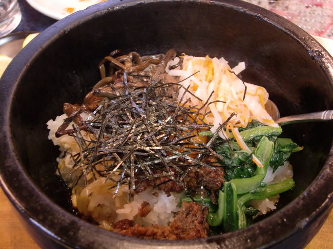 締めは石焼ビビンバ<br /><br />ハーフサイズがあるのがうれしいです。