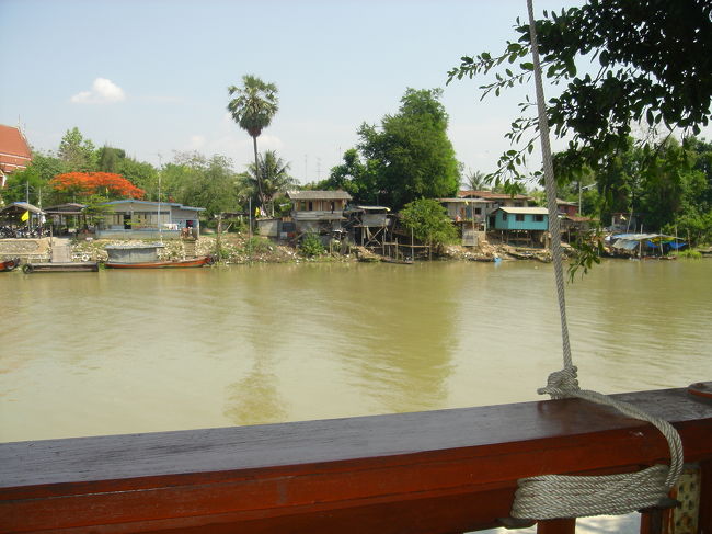 川沿いで雰囲気はすごくいいです。<br /><br />味の方は可も無く不可も無くといったところ。