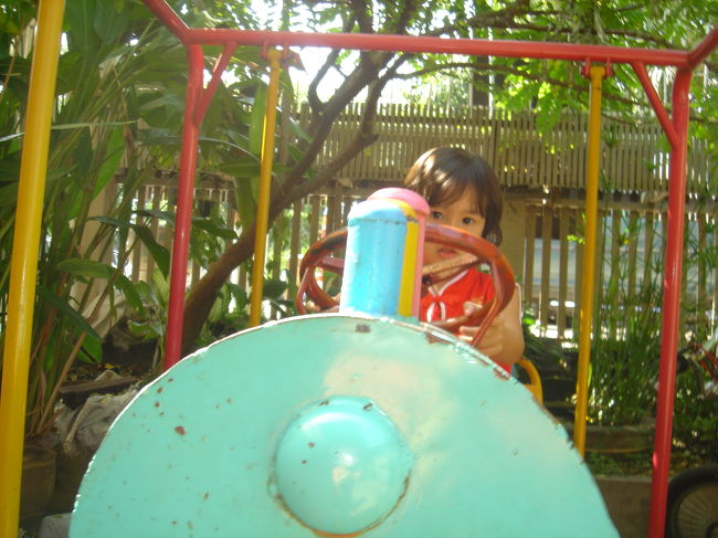 レストランの入口に小さい遊具が置いてあるスペースがあり、家族連れで来ていたカワイイ女の子。<br /><br />坊ちゃんに『ナンパしてこい！』