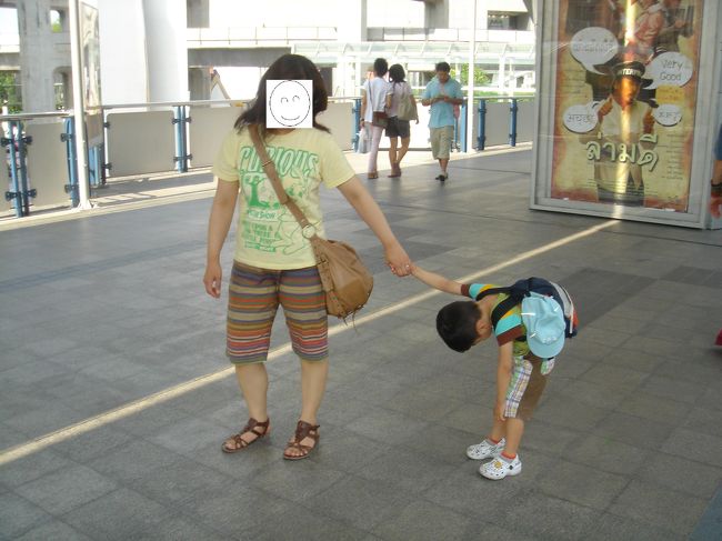 今日はルンピニにムエタイを見に行く予定。<br /><br />暑いのか坊ちゃんやたらとぐずります。