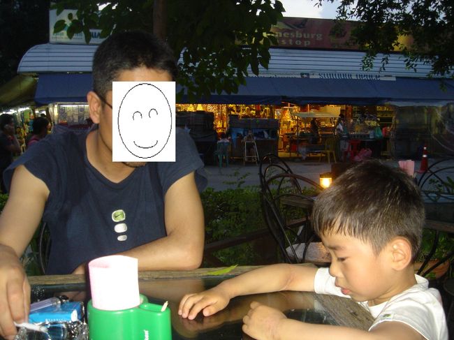 ルンピニのナイトマーケットのお店にて<br /><br />『いつまでぐずってんねん！大阪帰ろか！』