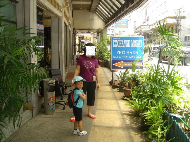 今日はママがホテル前のマッサージ屋さんにいくので、坊ちゃんと二人でチャオプラヤーに船に乗りにいくことに。