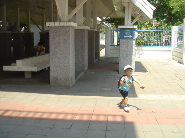 サートーン船着場<br /><br />船に乗るという事で坊ちゃんノリノリです。<br /><br />