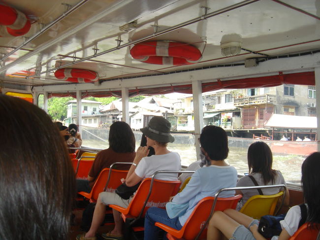 船に乗りました。<br /><br />行先はとくに決めていないので適当な船着場で降りようと思います。