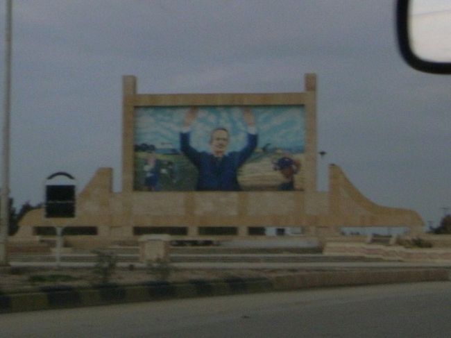 昼すぎにハッサケ到着。<br /><br />町の入り口には、巨大なパパアサド（現バッシャール大統領のお父さん）の絵が。<br /><br />デモで壊されているので、今となっては貴重な写真かも。<br /><br />