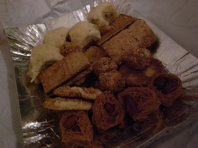 デリゾールの繁華街を歩いていて買ったお菓子を締めに。<br />甘いけど美味しすぎる♪<br /><br />明日はユーフラテス川上流に向かってドライブし、数か所遺跡を回った後、パルミラを目指します。