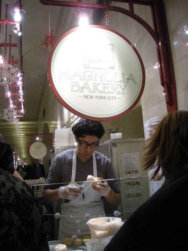 SATCで有名なmagnolia bakery。<br />grand central stationの地下のフードコートみたいなところにありました。