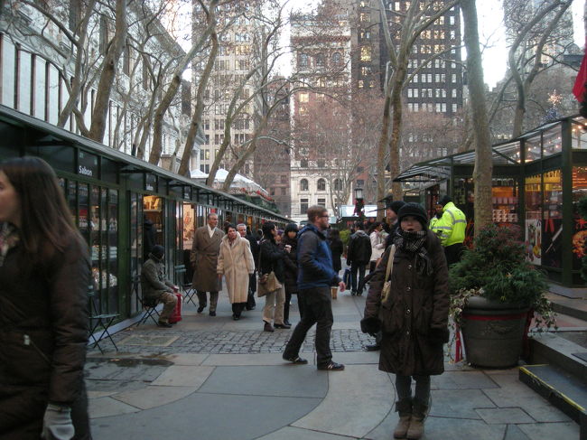 ブライアントパークです！<br />クリスマスが近かったからか、小さい店が多く出展されていました〜<br />