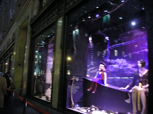 Saks shopping mall<br />ショーウィンドウもクリスマス仕様で、それを見に来る人も！<br />ビルの前には、そんな人たちを並ばせるための赤い紐が。