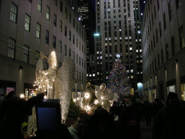 後ろをみると・・・どーん！<br />ロックフェラーのクリスマスツリーです！！！！