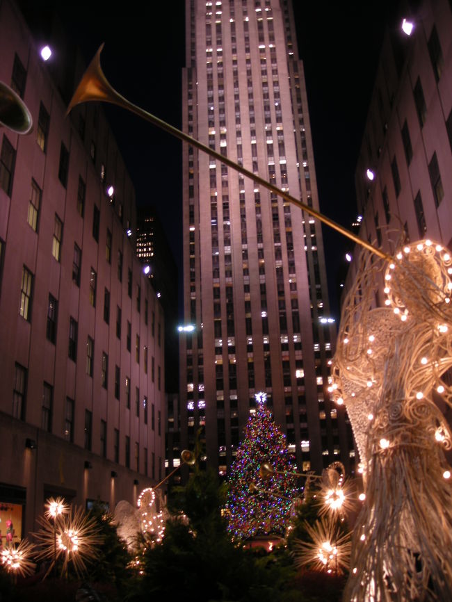 さ、ロックフェラーにもどって。<br /><br />やっぱりここのツリーはすてきですね。<br />その前のエンジェルたちもかわいかったです。<br /><br />ただ、観光シーズンというのもあって人が、人が、人がすごい！